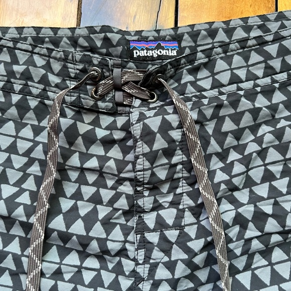 Patagonia Wavefarer Men’s 38 Board Shorts Trunks Worn Wear Geometric Pattern - Picture 3 of 11